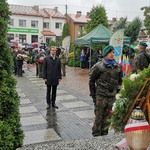 Składanie kwiatów pod pomnikiem SGO Narew przez delegacje